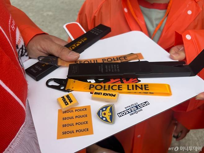 26일 오전 서울 송파구 잠실야구장 경찰 홍보부스에서 키링과 지비츠 등 굿즈를 받은 류모씨 일행./사진=김지현 기자 flow@