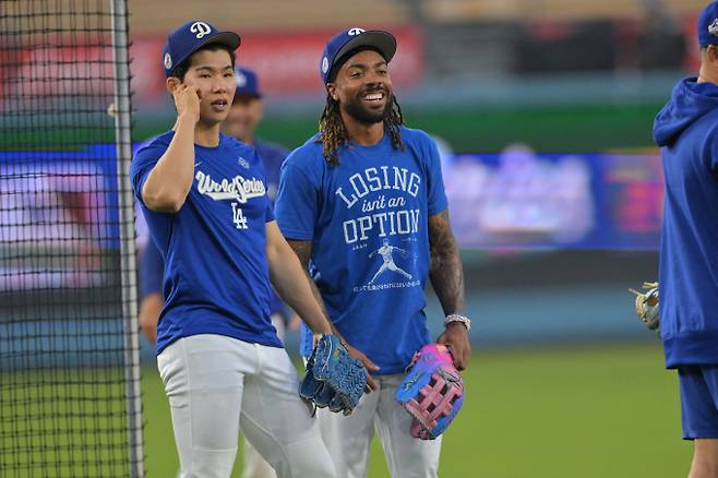 데이브 로버츠 LA다저스 감독이 김혜성의 경쟁자인 엔디 파헤스가 선발에서 제외할 수도 있다고 언급했다. 사진은 팀 훈련에 참여한 김혜성(왼쪽)의 모습. /사진=로이터