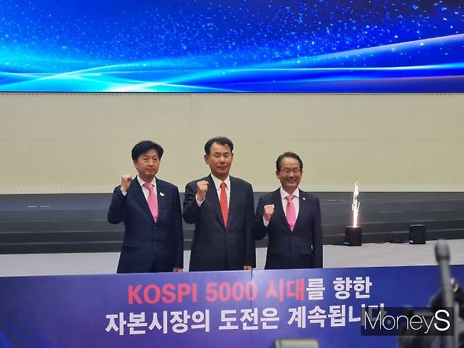 한국거래소는 27일 오후 서울 여의도 한구거래소 서울사무소에서 코스피 4000 돌파 기념식을 진행했다.  사진 왼쪽부터 오기형 더불어민주당 '코스피5000특위' 위원장, 정은보 한국거래소 이사장, 강준현 국회 정무위원회 여당 간사./사진=김병탁 기자