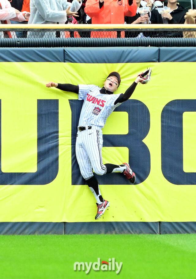 26일 오후 서울 잠실야구장에서 진행된 '2025 신한 SOL Bank KBO 한국시리즈 1차전' 한화 이글스와 LG 트윈스의 경기.LG 박해민이 1회초 1사 1루에서 한화 문현빈의 타구를 잡아내고 있다./잠실=곽경훈 기자
