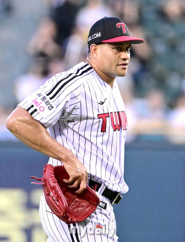 2025년 9월 11일 오후 서울 잠실구장에서 열린 '2025 신한 SOL뱅크 KBO 리그' KT 위즈와 LG 트윈스의 경기. LG 선발투수 치리노스가 1회초 투구를 마친 뒤 더그아웃으로 들어가고 있다./마이데일리