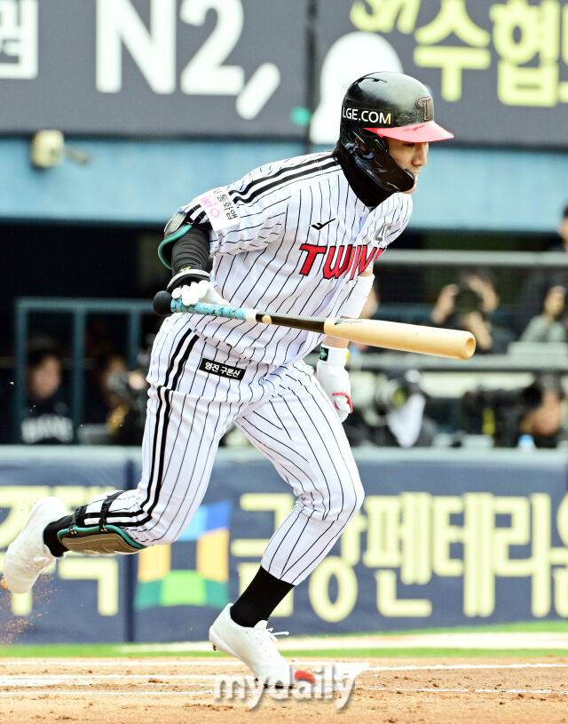 26일 오후 서울 잠실야구장에서 진행된 '2025 신한 SOL Bank KBO 한국시리즈 1차전' 한화 이글스와 LG 트윈스의 경기. LG 신민재가 1회말 무사 1루에서 내야 안타를 때리고 있다./마이데일리