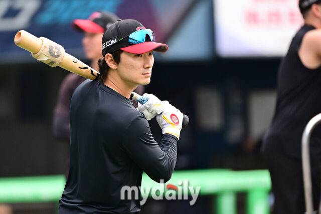 2025년 10월 26일 오후 서울 송파구 잠실야구장에서 열리는 '2025 신한 SOL Bank KBO 한국시리즈 1차전' 한화 이글스와 LG 트윈스의 경기 전 LG 신민재가 훈련을 시작하고 있다./마이데일리