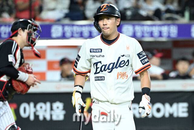 29일 대전 한화생명 볼파크 야구장에서 열린 '2025 신한 SOL BANK KBO리그' LG 트윈스와 한화 이글스 경기. 한화 황영묵이 6회말 1사 2-3루에 볼넷으로 출루하고 있다./마이데일리