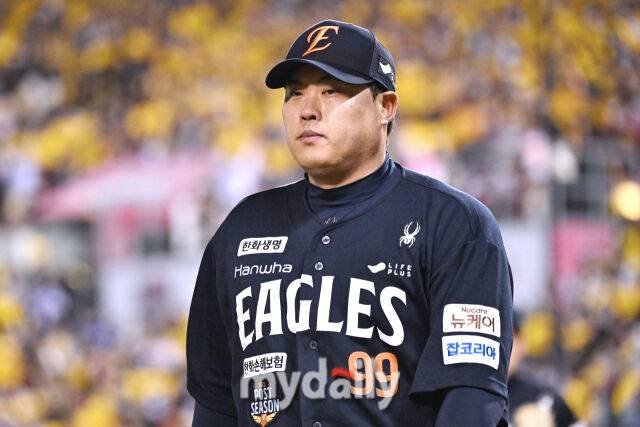 27일 서울 잠실야구장에서 열린 2025 신한 SOL 뱅크 KBO 한국시리즈 2차전' 한화 이글스와 LG 트윈스 경기. 한화 선발 류현진이 3회말 수비를 마치고 더그아웃으로 들어서고 있다./잠실 = 한혁승 기자