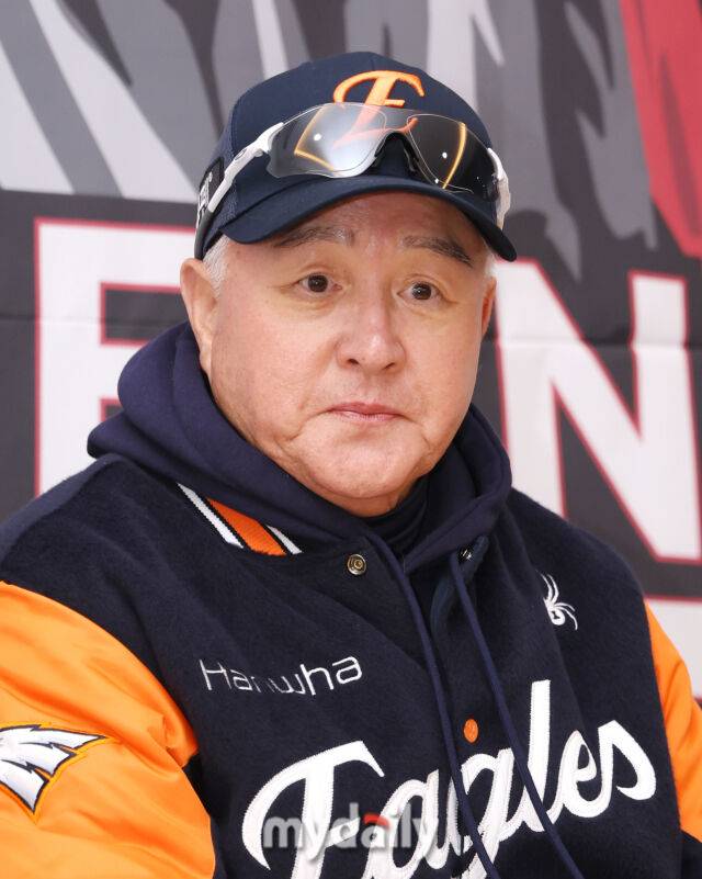 27일 서울 잠실야구장에서 열린 2025 신한 SOL 뱅크 KBO 한국시리즈 2차전' 한화 이글스와 LG 트윈스 경기. 한화 김경문 감독이 경기 전 인터뷰를 하고 있다./잠실 = 한혁승 기자