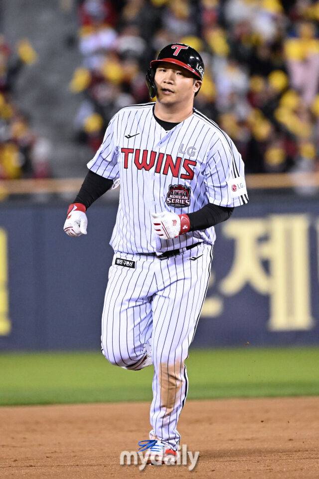 27일 서울 잠실야구장에서 열린 2025 신한 SOL 뱅크 KBO 한국시리즈 2차전' 한화 이글스와 LG 트윈스 경기. LG 문보경이 8회말 2사 1루에 투런포를 친 후 그라운드를 뛰고 있다./잠실 = 한혁승 기자