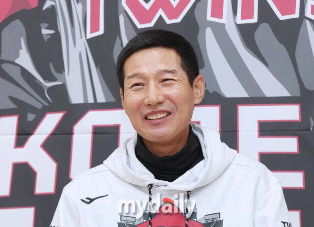 27일 서울 잠실야구장에서 열린 2025 신한 SOL 뱅크 KBO 한국시리즈 2차전' 한화 이글스와 LG 트윈스 경기. LG 염경엽 감독이 경기 전 기자회견에서 미소를 짓고 있다./잠실 = 한혁승 기자