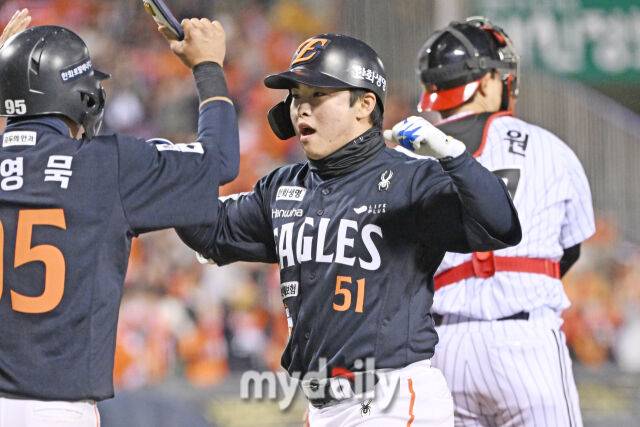 27일 서울 잠실야구장에서 열린 2025 신한 SOL 뱅크 KBO 한국시리즈 2차전' 한화 이글스와 LG 트윈스 경기. 한화 문현빈이 1회초 1사 1루에서 선제 투런포를 친 후 기뻐하고 있다../잠실 = 한혁승 기자