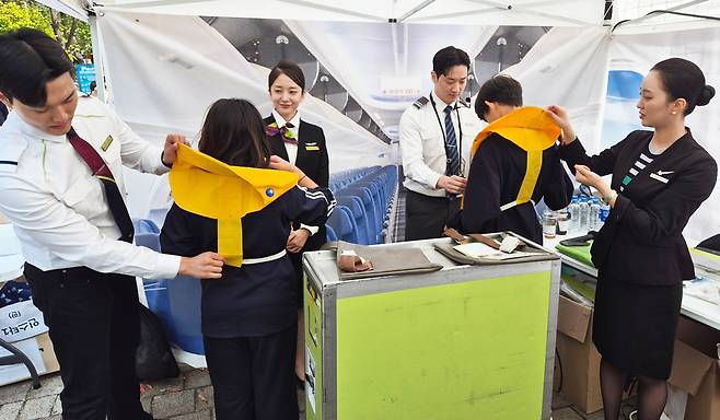 진에어·에어부산·에어서울 객실승무원들이 청소년에게 기내 안전 교육을 진행하고 있다. [진에어 제공]