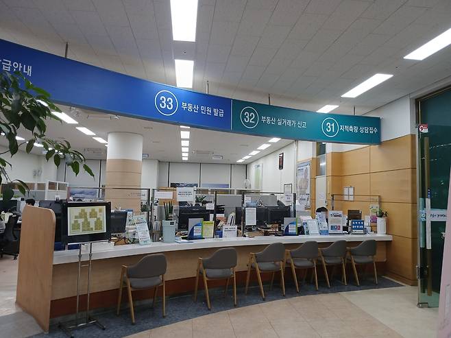 서울 노원구청의 부동산정보과가 지난 23일 한산한 분위기를 보이고 있다. 정부가 10월 15일 부동산 대책을 발표한 뒤 토허제 효력 발생일인 20일 전까지 막판 닷새간 갭투자를 위해 무려 109건의 토지거래허가 신청이 몰렸던 것과 딴 판이다.   김희량 기자
