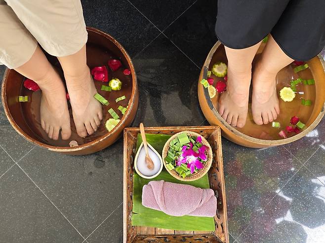 치앙마이 지라스파 귀족 마사지는 지역허브 족욕부터 시작한다.