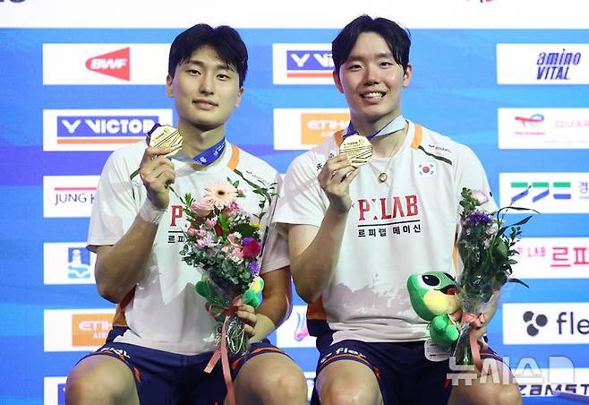 [수원=뉴시스] 황준선 기자 = 배드민턴 김원호-서승재 조, 2025 세계배드민턴연맹(BWF) 월드 투어 슈퍼 750 프랑스오픈 우승. 사진은 지난 9월 코리아오픈 우승 당시. 2025.09.28. hwang@newsis.com
