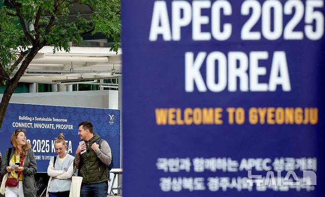 [경주=뉴시스] 이무열 기자 = 2025 아시아태평양경제협력체(APEC) 정상회의를 일주일 앞둔 24일 경북 경주역 인근에 APEC 성공개최를 기원하는 현수막이 설치돼 있다.  APEC 정상회의는 10월31일부터 11월1일 개최된다. 2025.10.24. lmy@newsis.com