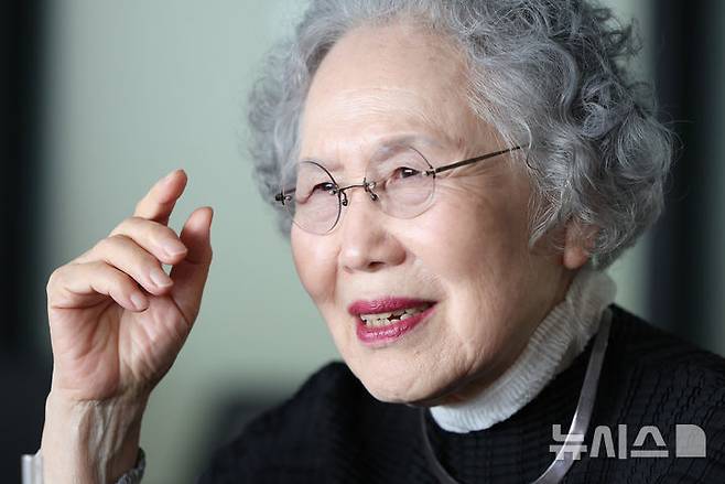 [서울=뉴시스] 황준선 기자 = 배우 박정자가 23일 서울 동작구 원불교소태산기념관에서 뉴시스와 인터뷰를 하고 있다. 2025.10.23. hwang@newsis.com