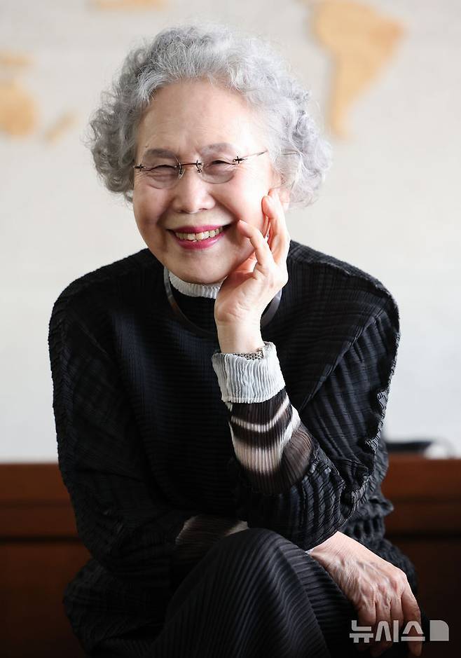 [서울=뉴시스] 황준선 기자 = 배우 박정자가 23일 서울 동작구 원불교소태산기념관에서 뉴시스와 인터뷰에 앞서 포즈를 취하고 있다. 2025.10.23. hwang@newsis.com