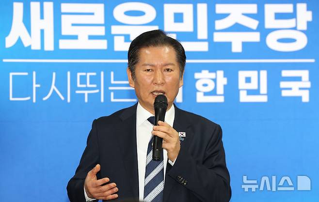 [제주=뉴시스] 우장호 기자 = 정청래 더불어민주당 대표가 25일 오전 제주시 이도2동에 위치한 민주당 도당사에서 열린 핵심 당원 간담회에서 발언하고 있다. 2025.10.25. woo1223@newsis.com
