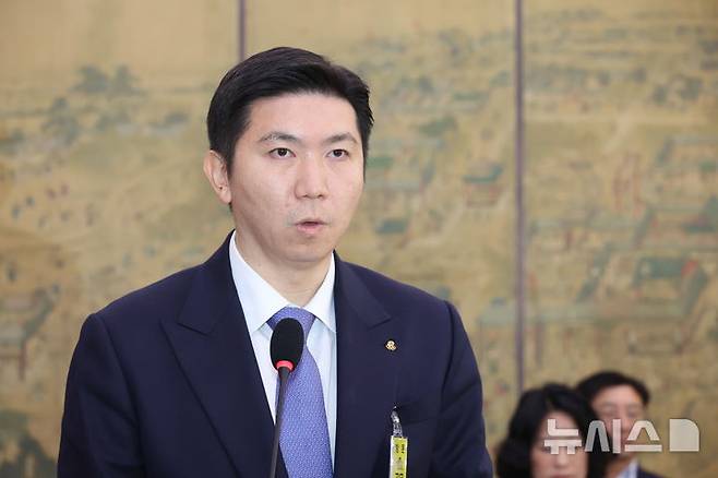 [서울=뉴시스] 고승민 기자 = 유승민 대한체육회장이 27일 서울 여의도 국회에서 열린 문화체육관광위원회의 대한체육회 등 국정감사에서 업무보고를 하고 있다. 2025.10.27. kkssmm99@newsis.com