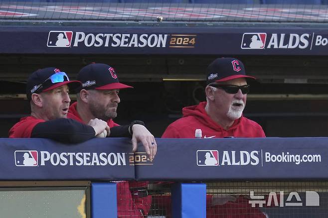 [클리블랜드=AP/뉴시스] 메이저리그 클리블랜드 가디언스 벤치 코치 시절의 크레이그 알버나즈. 알버나즈 감독은 볼티모어 오리올스의 신임 감독 선임을 앞두고 있다. 2025.10.27