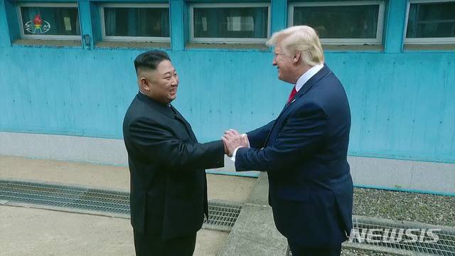 [서울=뉴시스] 김정은 북한 국무위원장이 2019년 6월 30일 경기도 파주 판문점에서 도널드 트럼프 미국 대통령과 악수하는 모습. (사진=조선중앙TV 갈무리) 2025.10.27. photo@newsis.com *재판매 및 DB 금지