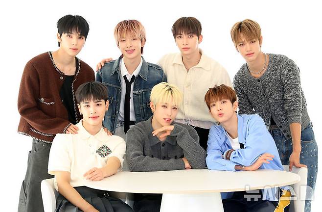 [서울=뉴시스] 김혜진 기자 = 그룹 넥스지가 지난 23일 오전 서울 성동구 아틀리에8에서 열린 세 번째 미니앨범 '비트 복서' 발매 기념 라운드 인터뷰에 앞서 포즈를 취하고 있다. 왼쪽 윗줄부터 소건, 토모야, 유우, 세이타, 아래 왼쪽부터 하루, 휴이, 유키. 2025.10.27. jini@newsis.com