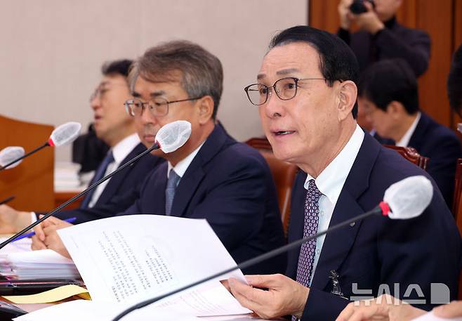 [서울=뉴시스] 고승민 기자 = 노동진 수산업협동조합중앙회장이 27일 서울 여의도 국회에서 열린 농림축산식품해양수산위원회의 수산업협동조합중앙회 등 국정감사에서 의원 질의에 답하고 있다. 2025.10.27. kkssmm99@newsis.com