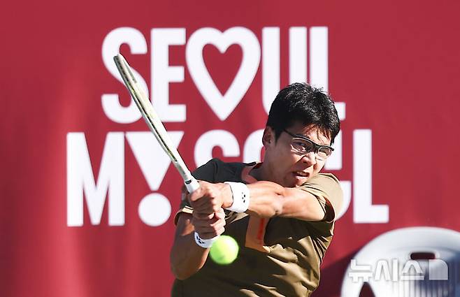 [서울=뉴시스] 김근수 기자 = 27일 오후 서울 송파구 올림픽공원 테니스코트에서 열린 2025 유진투자증권 서울오픈 국제남자 챌린저 테니스대회, 정현(한국)과 콜먼 윙(홍콩)의 경기, 정현이 리턴을 하고 있다. 2025.10.27. ks@newsis.com