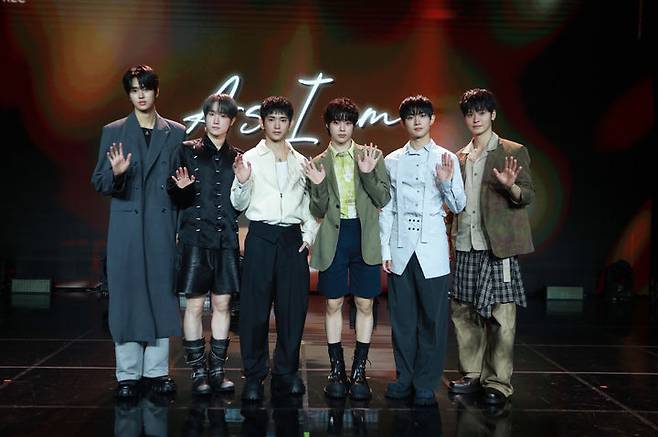 [서울=뉴시스] 그룹 '템페스트'가 27일 서울 강남구 일지아트홀에서 열린 일곱 번째 미니 앨범 '애즈 아이 엠'(As I am) 발매 기념 쇼케이스에서 포즈를 취하고 있다. (사진=위에화엔터테인먼트 제공) 2025.10.27. photo@newsis.com *재판매 및 DB 금지