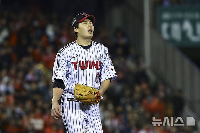 [서울=뉴시스] 김근수 기자 = 27일 오후 서울 송파구 잠실야구장에서 열린 2025 KBO 한국시리즈 2차전 한화 이글스와 LG 트윈스의 경기, 4회초 LG 선발 임찬규가 한화 황영묵에게 볼넷을 내주자 아쉬워하고 있다. 2025.10.27. ks@newsis.com