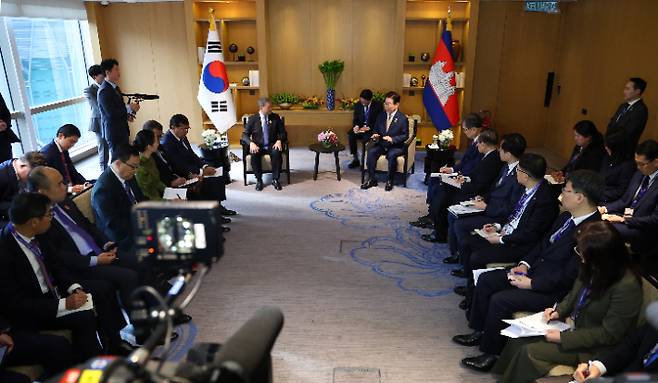 이재명 대통령과 훈 마네트 캄보디아 총리가 27일 말레이시아 쿠알라룸푸르 한 호텔에서 정상회담을 하고 있다. 연합뉴스