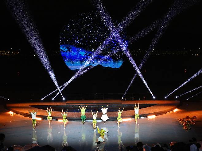 보문호 수상 공연장에서 APEC 정상회의 개최를 기념하는 멀티미디어쇼가 열리고 있다. 경주시 제공