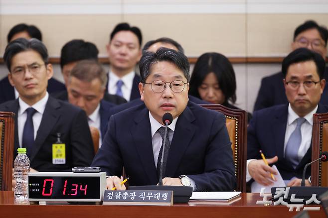 27일 서울 여의도 국회에서 열린 법제사법위원회의 대검찰청 국정감사에서 노만석 검찰총장 직무대행이 의원 질의에 답변을 하고 있다. 윤창원 기자