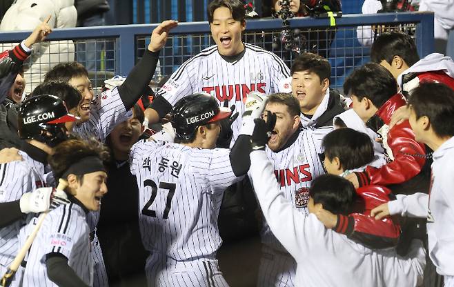 27일 서울 잠실야구장에서 열린 2025 프로야구 한국 시리즈 한화 이글스 대 LG 트윈스 2차전. 3회말 2사 1루 상황에서 LG 박동원이 2점 홈런을 치고 동료들과 환호하고 있다. 연합뉴스