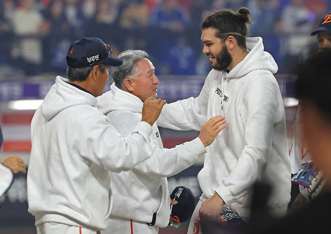 24일 대전한화생명볼파크에서 열린 2025 프로야구 KBO리그 포스트시즌 플레이오프 5차전 삼성 라이온즈와 한화 이글스의 경기. 경기에서 승리한 한화 김경문 감독이 선발 투수 폰세를 격려하고 있다. 연합뉴스