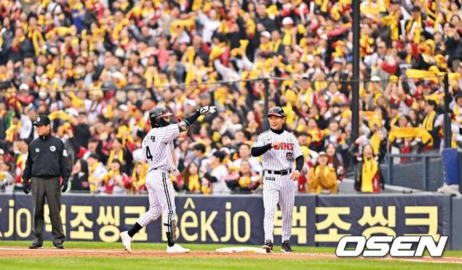 [OSEN=잠실, 박준형 기자] 26일 오후 서울 잠실야구장에서 2025 신한 SOL Bank KBO리그 포스트시즌 한국시리즈 1차전 LG 트윈스와 한화 이글스의 경기가 열렸다.LG는 앤더스 톨허스트, 한화는 문동주를 선발 투수로 내세웠다.6회말 1사 만루 LG 신민재가 2타점 적시타를 날리고 세리머니를 하고 있다.   2025.10.26 / soul1014@osen.co.kr