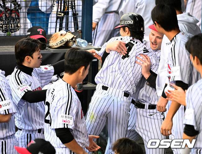 [OSEN=잠실, 지형준 기자] 26일 오후 서울 잠실야구장에서 2025 신한 SOL Bank KBO리그 포스트시즌 한국시리즈 1차전 LG 트윈스와 한화 이글스의 경기가 열렸다.LG는 앤더스 톨허스트, 한화는 문동주를 선발 투수로 내세웠다.6회말 2사 1,2루에서 LG 문보경의 1타점 좌전 적시타에 신민재가 득점에 성공하며 톨허스트와 기뻐하고 있다. 2025.10.26 /jpnews@osen.co.kr