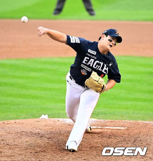 [OSEN=잠실, 지형준 기자] 한 달 가까이 쉰 정규시즌 1위팀이 한국시리즈 1차전에서 이렇게 맹타를 휘두른 경기가 있었나. LG가 시리즈 기선을 제대로 제압하고 우승확률 73.2%를 따냈다.&nbsp;프로야구 LG 트윈스는 26일 서울 잠실구장에서 열린 2025 신한 SOL뱅크 KBO 한국시리즈(7전 4선승제) 한화 이글스와의 1차전에서 8-2로 승리했다.&nbsp;정규시즌 1위 LG는 시리즈 기선제압에 성공하며 우승확률 73.2%(41번 중 30번)를 차지했다. 반면 2위 한화는 플레이오프에서 삼성 라이온즈를 3승 2패로 제압하고 2006년 이후 19년 만에 한국시리즈 무대를 밟았지만, 첫 술에 배를 불리지 못했다. LG는 2023년 이후 2년, 한화는 1999년 이후 26년 만에 우승에 도전한다.&nbsp;8회말 2사에서 한화 김서현이 역투하고 있다. 2025.10.26 /jpnews@osen.co.kr