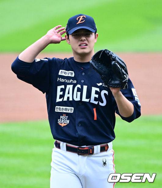 [OSEN=잠실, 지형준 기자] 26일 오후 서울 잠실야구장에서 2025 신한 SOL Bank KBO리그 포스트시즌 한국시리즈 1차전 LG 트윈스와 한화 이글스의 경기가 열렸다.LG는 앤더스 톨허스트, 한화는 문동주를 선발 투수로 내세웠다.1회말 무사에서 한화 문동주가 LG 선두타자 홍창기에게 볼넷을 허용하며 아쉬워하고 있다. 2025.10.26 /jpnews@osen.co.kr