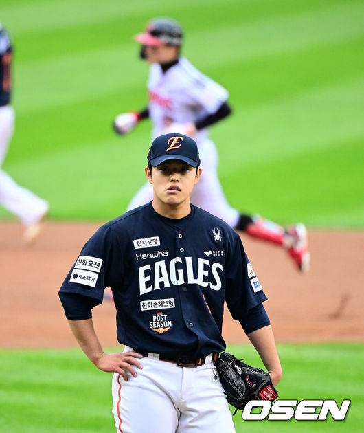 [OSEN=잠실, 지형준 기자] 26일 오후 서울 잠실야구장에서 2025 신한 SOL Bank KBO리그 포스트시즌 한국시리즈 1차전 LG 트윈스와 한화 이글스의 경기가 열렸다.LG는 앤더스 톨허스트, 한화는 문동주를 선발 투수로 내세웠다.5회초 무사에서 한화 문동주가 LG 박해민에 좌월 솔로포를 허용하며 아쉬워하고 있다. 2025.10.26 /jpnews@osen.co.kr