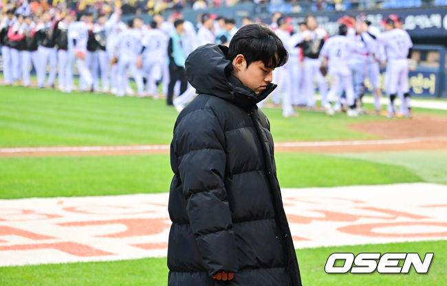 [OSEN=잠실, 박준형 기자] 한 달 가까이 쉰 정규시즌 1위팀이 한국시리즈 1차전에서 이렇게 맹타를 휘두른 경기가 있었나. LG가 시리즈 기선을 제대로 제압하고 우승확률 73.2%를 따냈다.&nbsp;프로야구 LG 트윈스는 26일 서울 잠실구장에서 열린 2025 신한 SOL뱅크 KBO 한국시리즈(7전 4선승제) 한화 이글스와의 1차전에서 8-2로 승리했다.&nbsp;경기종료후 한화 문동주가 패배에 아쉬워하고 있다.  2025.10.26 / soul1014@osen.co.kr