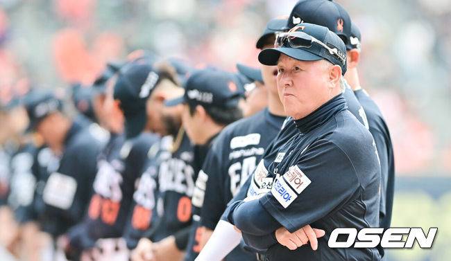 [OSEN=잠실, 박준형 기자]&nbsp;경기 앞서 한화 김경문 감독이 선수단과 함께 도열해 있다.   2025.10.26 / soul1014@osen.co.kr