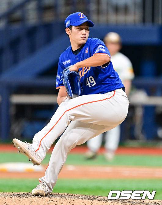 [OSEN=고척, 박준형 기자] 프로야구 한화 이글스가 올 시즌 고척 원정 9경기를 모두 승리로 마치며 1위 추격을 이어갔다. 에이스 코디 폰세는 메이저리그 11개 구단 스카우트들이 지켜보는 앞에서 개막 16연승을 질주했다.&nbsp;한화는 28일 서울 고척스카이돔에서 열린 2025 신한 SOL Bank KBO리그 키움 히어로즈와의 원정경기를 9-3으로 승리했다.&nbsp;9회말 한화 윤산흠이 역투하고 있다. 2025.08.28 / soul1014@osen.co.kr