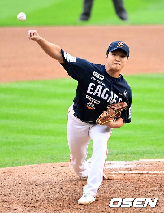 [OSEN=잠실, 지형준 기자] 26일 오후 서울 잠실야구장에서 2025 신한 SOL Bank KBO리그 포스트시즌 한국시리즈 1차전 LG 트윈스와 한화 이글스의 경기가 열렸다.LG는 앤더스 톨허스트, 한화는 문동주를 선발 투수로 내세웠다.6회말 한화 정우주가 역투하고 있다. 2025.10.26 /jpnews@osen.co.kr