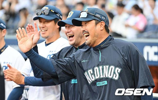 [OSEN=창원, 이석우 기자] 4일 창원NC파크에서 2025 신한 SOL 뱅크 KBO 리그 NC 다이노스와 SSG 랜더스의 경기가 열렸다. 홈팀 NC는 라일리가, 방문팀 SSG는 김광현이 선발 출전했다. NC 다이노스 이호준 감독과 서재응 코치가 활짝 웃으며 1000경기 출장 시상을 마친 박세혁과 하이파이브를 하고 있다. 2025.10.04 / foto0307@osen.co.kr