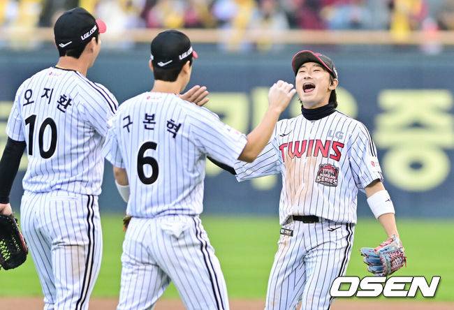 [OSEN=잠실, 박준형 기자] 한 달 가까이 쉰 정규시즌 1위팀이 한국시리즈 1차전에서 이렇게 맹타를 휘두른 경기가 있었나. LG가 시리즈 기선을 제대로 제압하고 우승확률 73.2%를 따냈다. 프로야구 LG 트윈스는 26일 서울 잠실구장에서 열린 2025 신한 SOL뱅크 KBO 한국시리즈(7전 4선승제) 한화 이글스와의 1차전에서 8-2로 승리했다. 경기종료후 LG 선수들이 승리의 기쁨을 나누고 있다.   2025.10.26 / soul1014@osen.co.kr