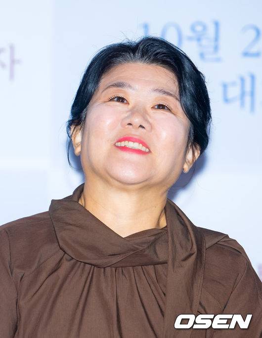 [OSEN=민경훈 기자] 27일 오후 서울 CGV 용산아이파크몰에서 영화 '하얀 차를 탄 여자' 언론배급시사회 및 기자간담회가 열렸다.‘하얀 차를 탄 여자’는 피투성이 언니를 싣고 병원에 온 도경(정려원)이 경찰 현주(이정은)에게 혼란스러운 진술을 하면서 모두가 다르게 기억하는 범인과 그날의 진실에 다가가는 서스펜스 스릴러다.배우 이정은이 기자간담회에서 미소 짓고 있다. 2025.10.27 /rumi@osen.co.kr