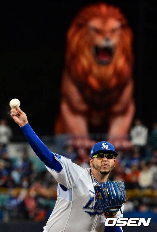 [OSEN=대구, 조은정 기자]21일 대구 삼성라이온즈파크에서 2025 신한 SOL Bank KBO리그 포스트시즌 플레이오프 3차전 삼성 라이온즈와 한화 이글스의 경기가 열렸다.홈팀 삼성은 후라도, 방문팀 한화는 류현진을 선발로 내세웠다.1회초 삼성 후라도가 역투하고 있다. 2025.10.21 /cej@osen.co.kr