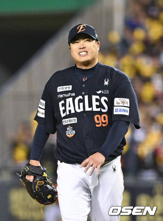 [OSEN=잠실, 박준형 기자] 27일 오후 서울 잠실야구장에서 2025 신한 SOL Bank KBO리그 포스트시즌 한국시리즈 2차전 LG 트윈스와 한화 이글스의 경기가 열렸다.LG는 임찬규, 한화는 류현진을 선발 투수로 내세웠다.2회말 무사 만루 LG 박동원의 2타점 적시타때 한화 류현진이 아쉬워하고 있다   2025.10.27 / soul1014@osen.co.kr