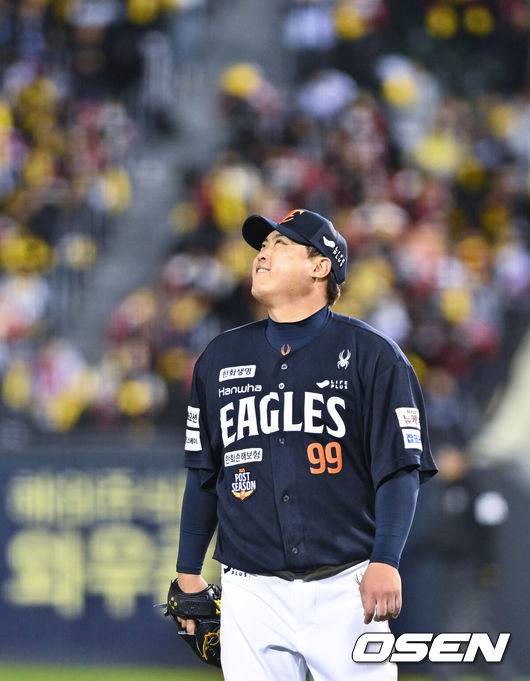 [OSEN=잠실, 박준형 기자] 27일 오후 서울 잠실야구장에서 2025 신한 SOL Bank KBO리그 포스트시즌 한국시리즈 2차전 LG 트윈스와 한화 이글스의 경기가 열렸다.LG는 임찬규, 한화는 류현진을 선발 투수로 내세웠다.2회말 이닝종료 후 한화 선발투수 류현진이 아쉬워하며 마운드를 내려가고 있다. 2025.10.27 / soul1014@osen.co.kr