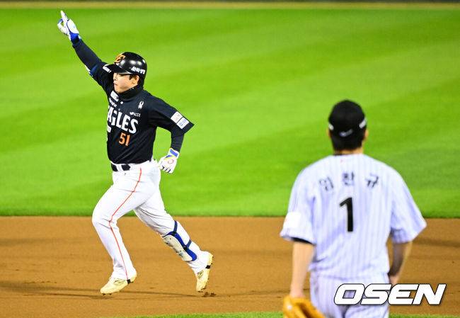 [OSEN=잠실, 지형준 기자] 27일 오후 서울 잠실야구장에서 2025 신한 SOL Bank KBO리그 포스트시즌 한국시리즈 2차전 LG 트윈스와 한화 이글스의 경기가 열렸다.LG는 임찬규, 한화는 류현진을 선발 투수로 내세웠다.1회초 1사 1루에서 한화 문현빈이 LG 임찬규를 상대로 선제 우월 투런포를 날리며 기뻐하고 있다. 2025.10.27 /jpnews@osen.co.kr